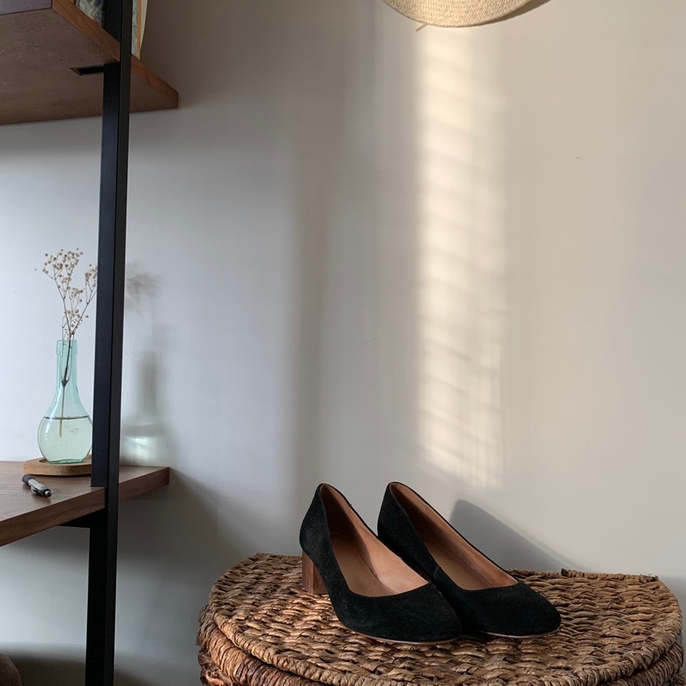 Madewell black suede stacked heel pumps sz 8.5